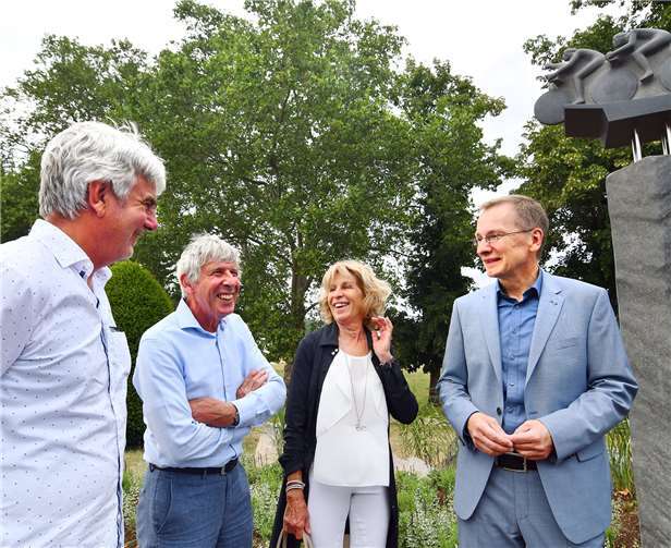 Landschaftsarchitekt Peter Berg, Bildhauer Cornel Bücken, Monique Altig und Bürgermeister Geron freuten sich über die gelungene Umgestaltung der Anlage. Fotos: RASCH