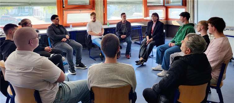 Landtagsabgeordnete Anette Moesta fördert die politische Bildung durch den Dialog mit Schülerinnen und Schülern.  Foto: privat