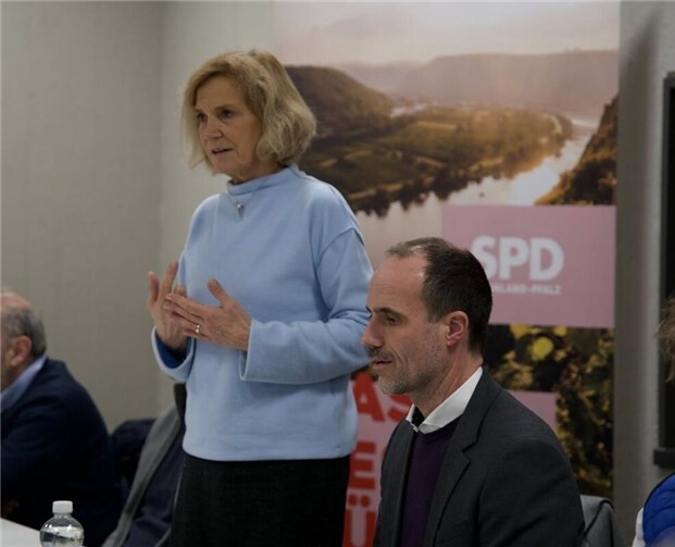 Landtagsabgeordnete Anna Köbberling mit Gesundheitsminister Clemens Hoch.