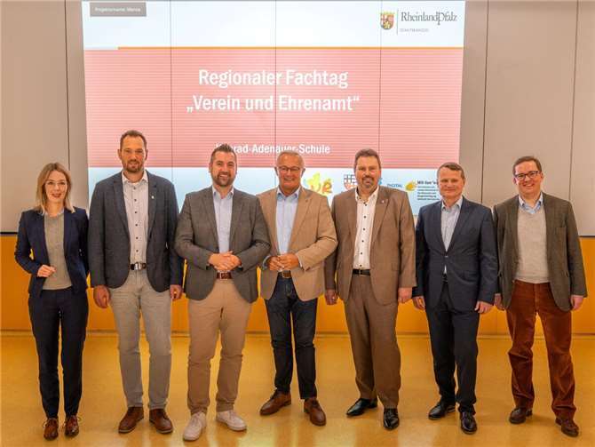 Landtagsabgeordnete Ellen Demuth, Bürgermeister der Verbandsgemeinde Dierdorf, Manuel Seiler, Staatssekretär Dr. Fedor Ruhose, Landrat Achim Hallerbach, Bürgermeister der Verbandsgemeinde Asbach, Michael Christ, Birger Hartnuß, Leiter der Leitstelle „Ehrenamt und Bürgerbeteiligung“ sowie Tobias Quednau von der Deutschen Stiftung für Engagement und Ehrenamt, freuten sich über die positive Resonanz des Fachtages.  Foto: Martin Boden / Kreisverwaltung Neuwied