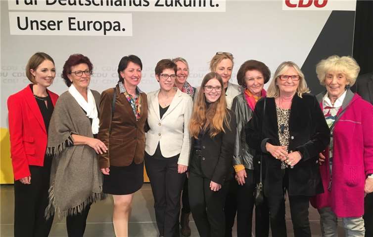 Landtagsabgeordnete Ellen Demuth (l.) und CDU-Bundesvorsitzende Annegret Kramp-Karrenbauer (4. v. l.) mit Vorstandsmitgliedern der Frauen-Union im Kreis Neuwied (v. l.): Anny Holter, Ruth Solbach, Susanne Christ, Christina Langen, Antje Stascheidt, Helene Rott, Monika Krautscheid-Bosse und Annie Willverscheid.
