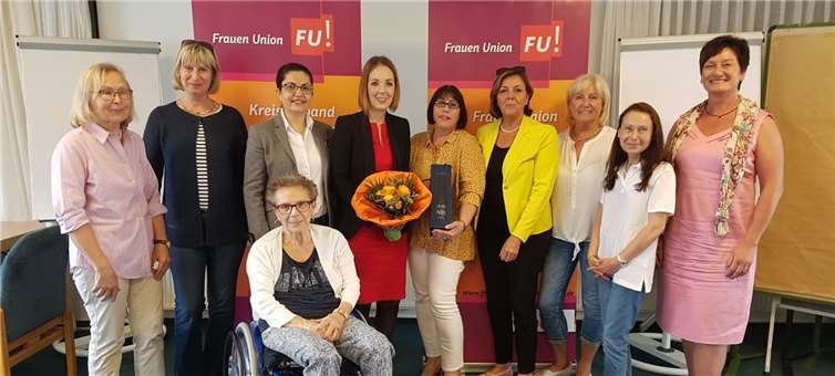 Landtagsabgeordnete Ellen Demuth (stehend, Vierte von links) referiert in Bad Neuenahr auf Einladung der Frauen-Union im Kreis Ahrweiler zum Thema „100 Jahre Frauenwahlrecht“. Foto: privat