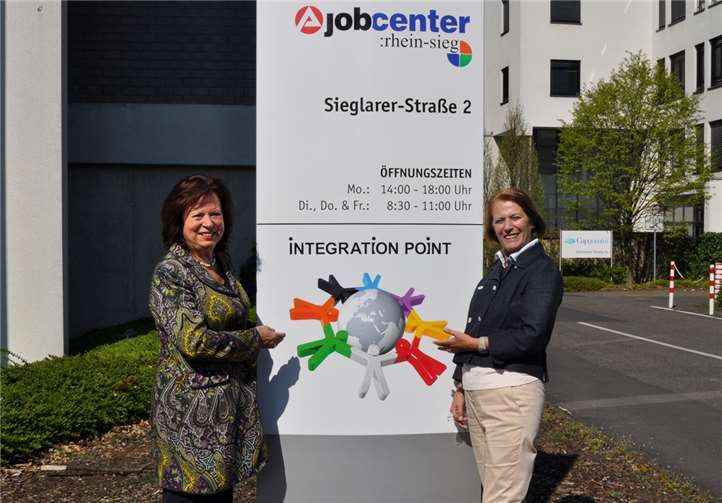 Landtagsabgeordnete Ilka von Boeselager (l.) und Marita Schmickler-Herriger besuchten die Einrichtung „Integration Point“. AA Bonn/Rhein-Sieg
