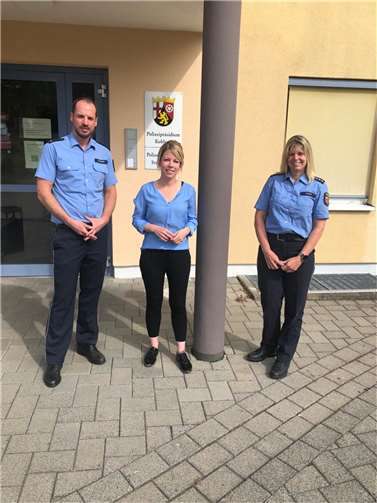 „Landtagsabgeordnete Lana Horstmann (Mitte) besuchte die Polizeiinspektion Straßenhaus und tauschte sich mit Polizeirat Florian Schwan (links) sowie Polizeihauptkommissarin Christina Koch (rechts) aus.“ Foto: Wahlkreisbüro Lana Horstmann, MdL