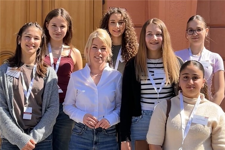 Landtagsabgeordnete Lana Horstmann (Mitte) mit sechs Teilnehmerinnen des Girls’Day vor dem Landtag Rheinland-Pfalz: Gemeinsam erhielten die Schülerinnen spannende Einblicke in die parlamentarische Arbeit und diskutierten aktuelle politische Themen.Pressebericht: Büroteam Lana Horstmann