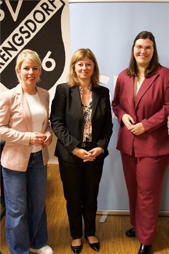 Landtagsabgeordnete Lana Horstmann, Staatssekretärin Nicole Steingaß und die kandidierende Marie-Christin Ockenfels stellten sich den Fragen zum neuen Bestattungsrecht in Rheinland-Pfalz.  Foto: Sebastian Lück