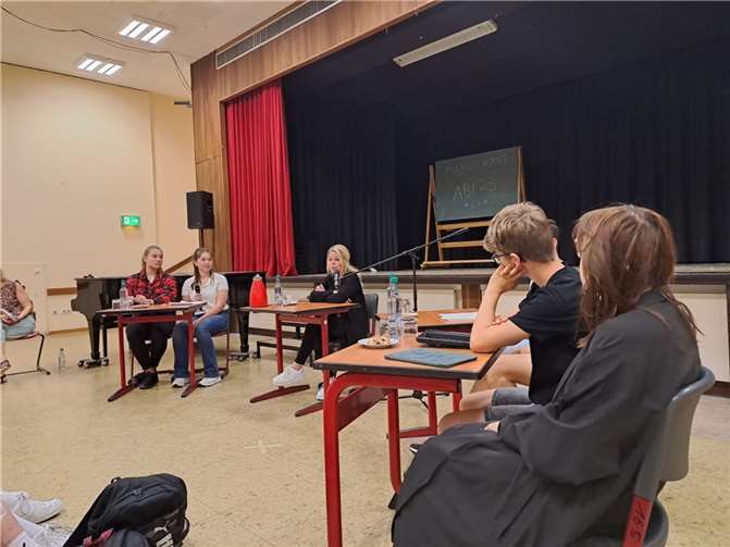 Landtagsabgeordnete Lana Horstmann diskutiert mit Schülerinnen und Schülern des Werner-Heisenberg-Gymnasiums. Foto: Florian Augst