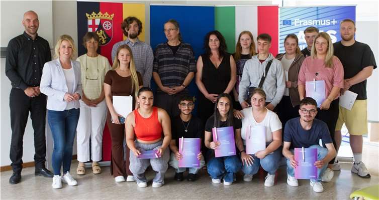 Landtagsabgeordnete Lana Horstmann mit den Schülerinnen und Schüler der Alice-Salomon-Schule Linz.  Foto: Jutta Döring
