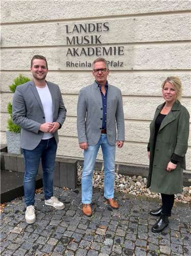 Landtagsabgeordnete Lana Horstmann (rechts) und Martin Diedenhofen (links) gemeinsam mit dem Leiter der Landesmusikakademie, Rolf Ehlers (Mitte), beim Vor-Ort-Termin.  Foto: Büro Lana Horstmann