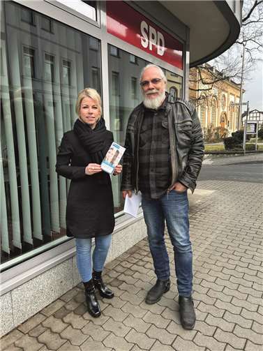 Landtagsabgeordnete Lana Horstmann und Mike Jones, Außendienstleiter Weisser Ring e.V., treffen sich zu einem intensiven Gespräch, indem es um die Aufgaben und Herausforderungen im Bereich des Opferschutzes geht. Gemeinsam setzen sie sich für eine stärkere Sensibilisierung und Unterstützung von Opfern ein.  Foto: I. Troß-Fergen