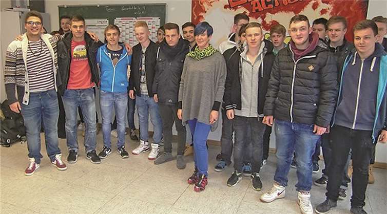 Landtagsabgeordnete Nicole Müller-Orth suchte beim Schulbesuchstag das Gespräch mit Schüler in Kobern-Gondorf und Mendig. privat