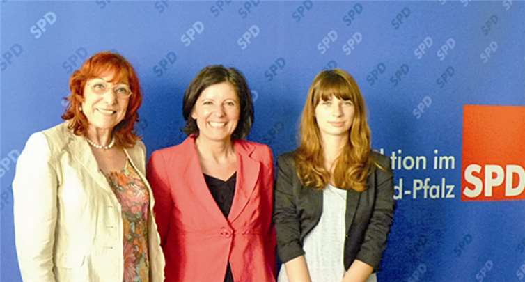 Landtagsabgeordnete Petra Elsner, Ministerpräsidentin Malu Dreyer, Julia Herrmann aus Bad Neuenahr-Ahrweiler.privat