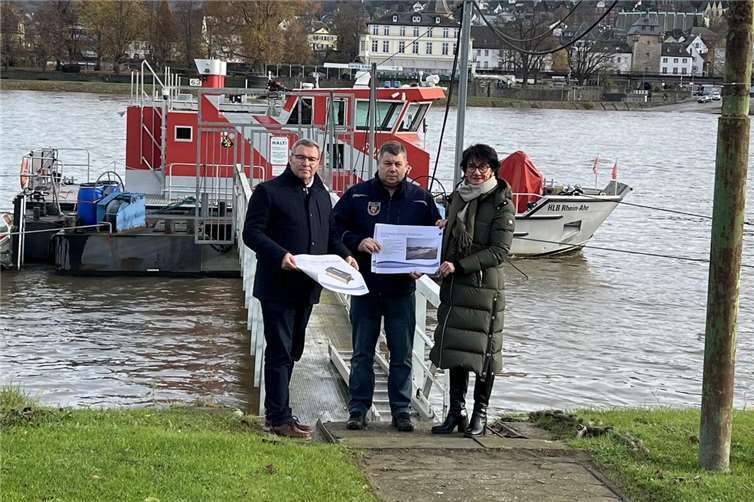 Landtagsabgeordnete Petra Schneider und Horst Gies mit dem Wehrleiter der Feuerwehr Remagen Ingo Wolf am HLB in Kripp.  Foto: Petra Schneider