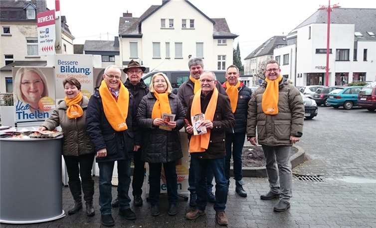 Landtagsabgeordnete und Wahlkreiskandidatin, Hedi Thelen inmitten fleißiger Wahlhelfer der CDU aus Mendig. CDU Mendig