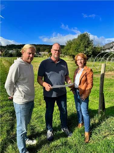 Landtagsabgeordneten Susanne Müller (SPD) mit Ortsbürgermeister Frank Klapperich und SPD Fraktionssprecher Andreas Schmitt.  Quelle: SPD Brohltal