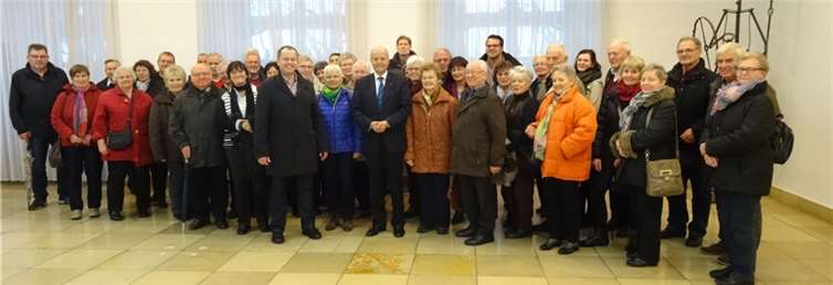 Landtagsabgeordneter Dr. Adolf Weiland mit der Besuchergruppe aus Kobern-Gondorf im Mainzer Landtag. privat