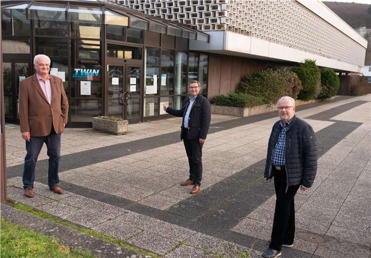 Landtagsabgeordneter Horst Gies (Mitte) mit dem stellvertretenden Stadtverbandsvorsitzenden Hans-Jürgen Juchem (re.) und dem Vorstandsmitglied Gregor Klein beim Ortstermin am TWIN.Foto: privat