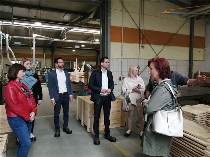 Landtagsabgeordneter Jonathan Grunwald (im Bild vierter von links) informierte sich in den Bonner Werkstätten in Meckenheim. Von links: FU-Vorsitzende Sabrina Gutsche, Luisa Blome, Andreas Schuhen, Lucie Leyendecker und Anne Viehmann. Foto: privat