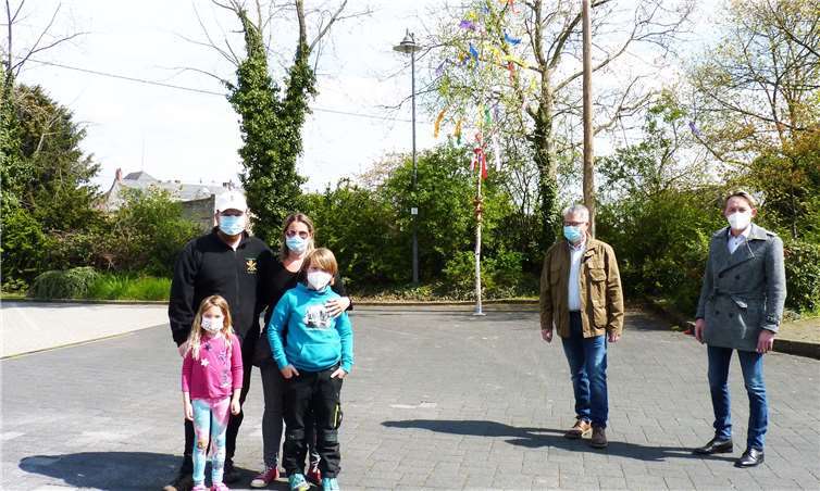 Landtagsabgeordneter Marc Ruland beim Aufstellen des Kindermaibaums auf dem Mendiger Marktplatz.Foto: privat