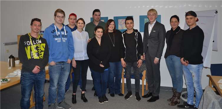 Landtagsabgeordneter Marc Ruland spricht mit den Jugendlichen über den richtigen Umgang mit digitalen Medien.privat