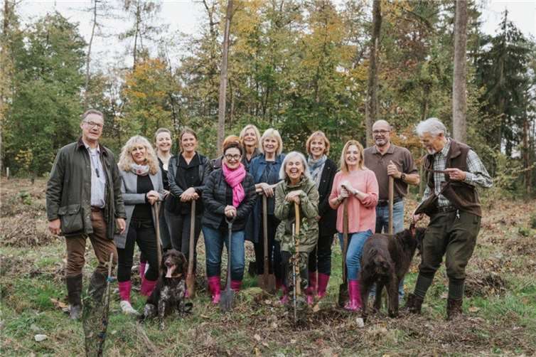 Landtagsabgeordneter Peter Moskopp unterstützt Baumpflanzaktion von Unternehmen. Foto: privat