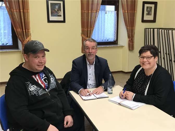 Landtagsabgeordneter Sven Lefkowitz (Mitte) gemeinsam mit der Segendorfer Ortsvorsteherin Andrea Welker (rechts) und ihrem Stellvertreter Jens Albrecht (links) beim Informationsgespräch.Foto: privat