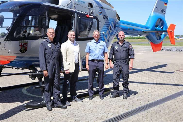 Landtagsabgeordneter Torsten Welling (CDU) (2.v.l.) beim Besuch der Polizeihubschrauberstaffel in Winningen.  Foto: privat