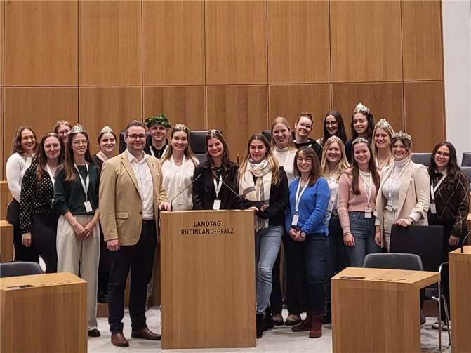 Landtagsabgeordneter Torsten Welling (CDU) empfängt die Weinmajestäten in Mainz.  Foto: Martin Reis