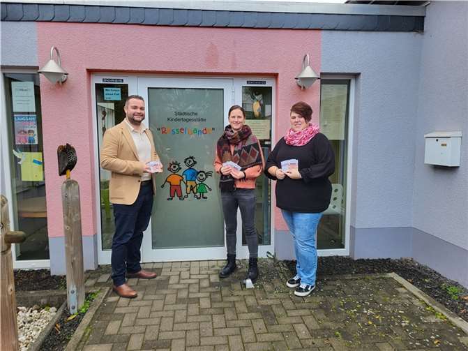 Landtagsabgeordneter Torsten Welling, KiTa-Sozialarbeiterin Laura Hein und die stellv. Leiterin der KiTa Rasselbande Lisa Stoßhoff.  Foto: privat