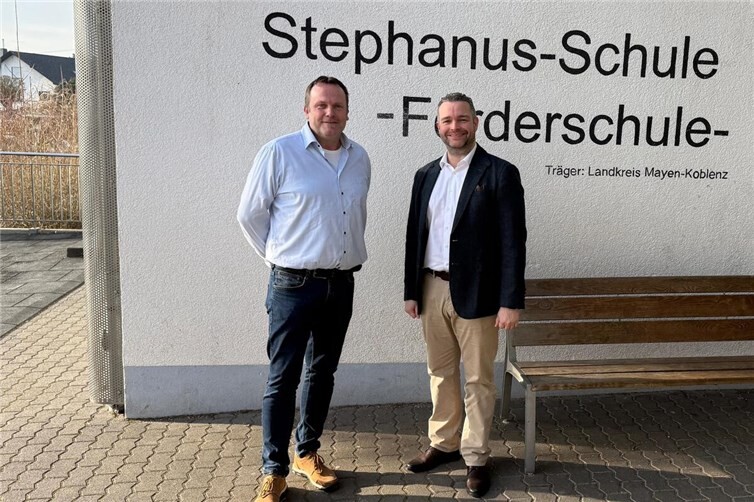 Landtagsabgeordneter Torsten Welling mit Schulleiter Herrn Markus Junk.Foto: privat