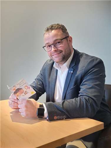 Landtagsabgeordneter Torsten Welling mit dem neuen Pixi-Buch über den rheinland-pfälzischen Landtag.  Foto: privat