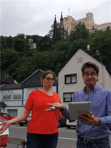 Landtagskandidat Christian Altmaier mit iPad und B-Kandidatin Kathrin Laymann in Stolzenfels.Foto: privat