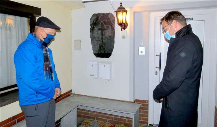 Landtagskandidat Dr. Alexander Wilhelm und Helmut Schreiber (beide SPD) gedachten vor zerstörtem jüdischen Gebetshaus in Rhens der Reichspogromnacht und den Opfern des Nationalsozialismus. Foto: privat