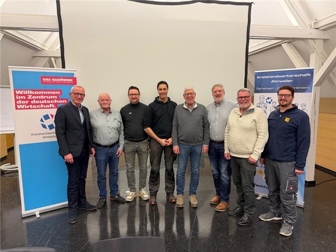 Landtagskandidat Guido Orthen (l.) im Austausch mit Vertretern des regionalen Handwerks.  Foto: privat