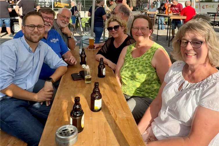 Landtagskandidat Kai Dommershausen bei der Eröffnung der Kirmes in Höhr-Grenzhausen.  Foto: privat