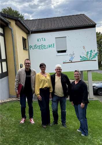 Landtagskandidat Nicolas Cordes, Kita-Leiterin Wibke Becker, ihrer Stellvertreterin Nicole Ternes und Stadtbürgermeister Erich Krämer.  Foto: privat