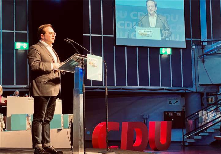 Landtagskandidat Pascal Badziong bei seiner Rede vor den Delegierten der Landesvertreterversammlung. Foto: privat