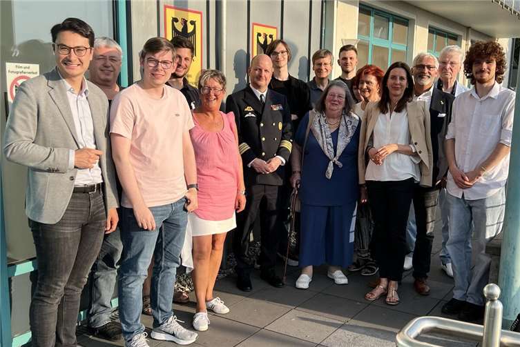Landtagskandidat Philip Rünz und OB-Kandidat Ernst Knopp (beide CDU) beim Besuch im Zentrum Innere Führung – gemeinsam mit einer Delegation Koblenzer Christdemokraten.  Foto: Philip Rünz