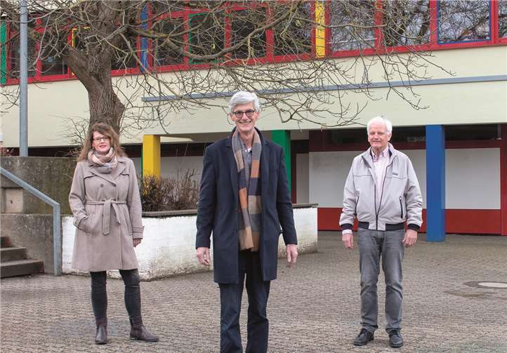 Landtagskandidat Reiner Friedsam informierte sich bei Simone Schneider (li.) und FWG-Fraktionssprecher Jochen Seifert (re.) über das LEADER Vorzeigeprojekt der Grundschule in Burgbrohl. Foto: Agentur Friedsam