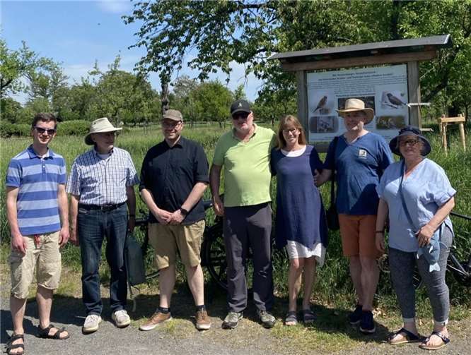 Landtagskandidat Thomas Hildner (3.v.l.) und eine Delegation der Grünen aus Weitersburg lassen sich von Ernst Hens (2.v.l.) das Streuobstwiesen-Projekt erläutern.  Foto: privat