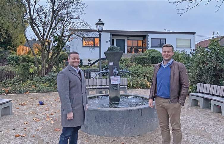 Landtagskandidat Torsten Welling (l.) und CDU-Fraktionsvorsitzender Christian Schuth im neugestalteten Mehrgenerationenpark.Foto: privat