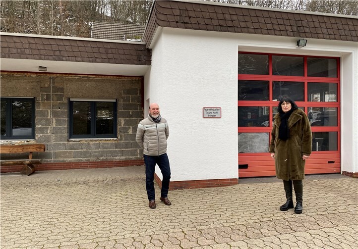 Landtagskandidatin Anette Moesta und Ortsbürgermeister Rudolf Wingender vor dem Feuerwehrgerätehaus in Volkesfeld.Foto: privat