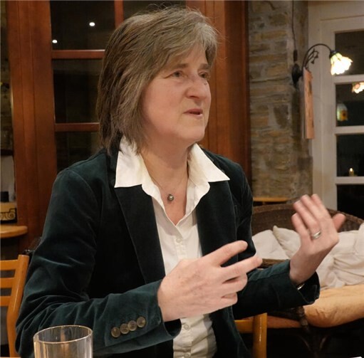 Landtagskandidatin Bettina Fellmer beim Gespräch mit Bürgerinnen und Bürgern in Oberdürenbach.