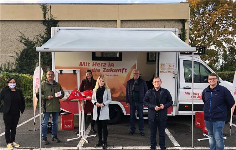Landtagskandidatin Lana Horstmann (Mitte) war zu Gast im mobilen Quartiersbüro. Foto: SPD