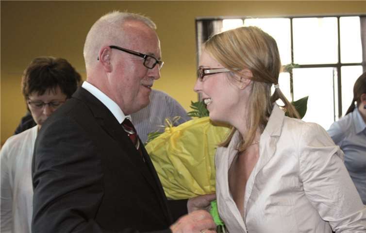 Landtagsmitglieder unter sich: Ellen Demuth (CDU) gratuliert Fredi Winter zur Wahl zum 3. Beigeordneten.