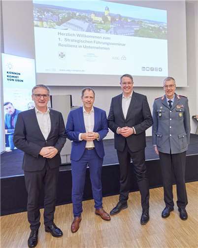 Landtagspräsident Hendrik Hering, ADG Vorstandsvorsitzender Boris Nannt, Ministerpräsident Alexander Schweitzer und Oberst Stefan Weber (von links nach rechts).  Foto: ADG/Olaf Nitz Fotografie
