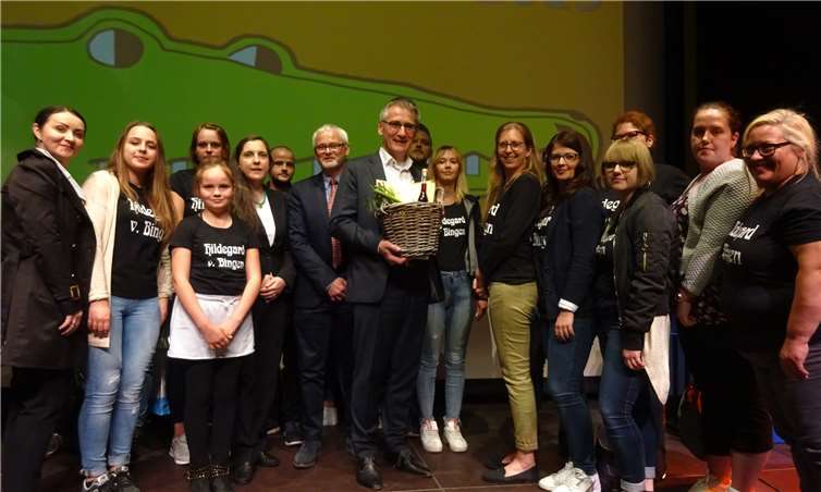 Landtagspräsident Hendrik Hering (Mitte) nimmt Hildegard von Bingen Körbchen von der Klasse FS AAP 17 a in Empfang.Foto: privat