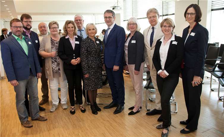 Landtagspräsident Hendrik Hering (Mitte) wurde am 21. April zum Vorsitzenden des Volkshochschulverbandes Rheinland-Pfalz gewählt.privat