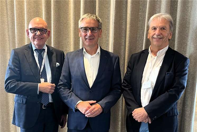 Politische Diskussion um die Abschaffung der Straßenausbaubeiträge Landtagspräsident Hendrik Hering begrüßt Franz Obst (links) und Dr. Dietrich G. Rühle (rechts). Foto: privat