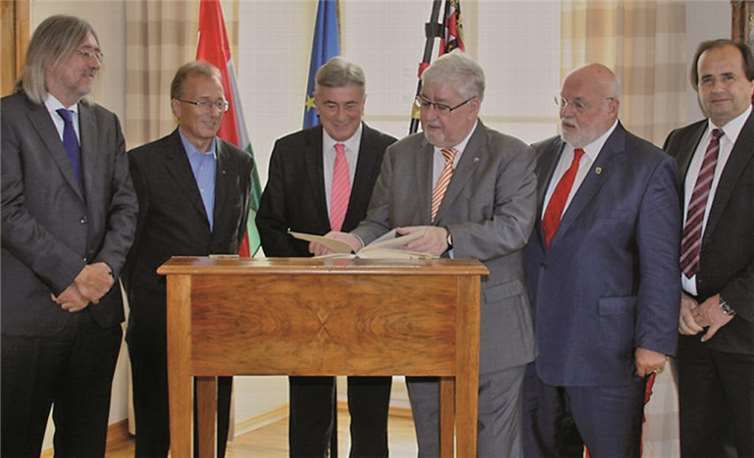 Landtagspräsident Mertes hat den ungarischen Generalkonsul Dr. János Berényi zu einem Antrittsbesuch empfangen. Dabei sagte Mertes: „Gerade in solch schwierigen Zeiten und angesichts der hohen Flüchtlingszuströme in Europa, ist der Dialog zwischen unseren Ländern wichtiger denn je.“privat